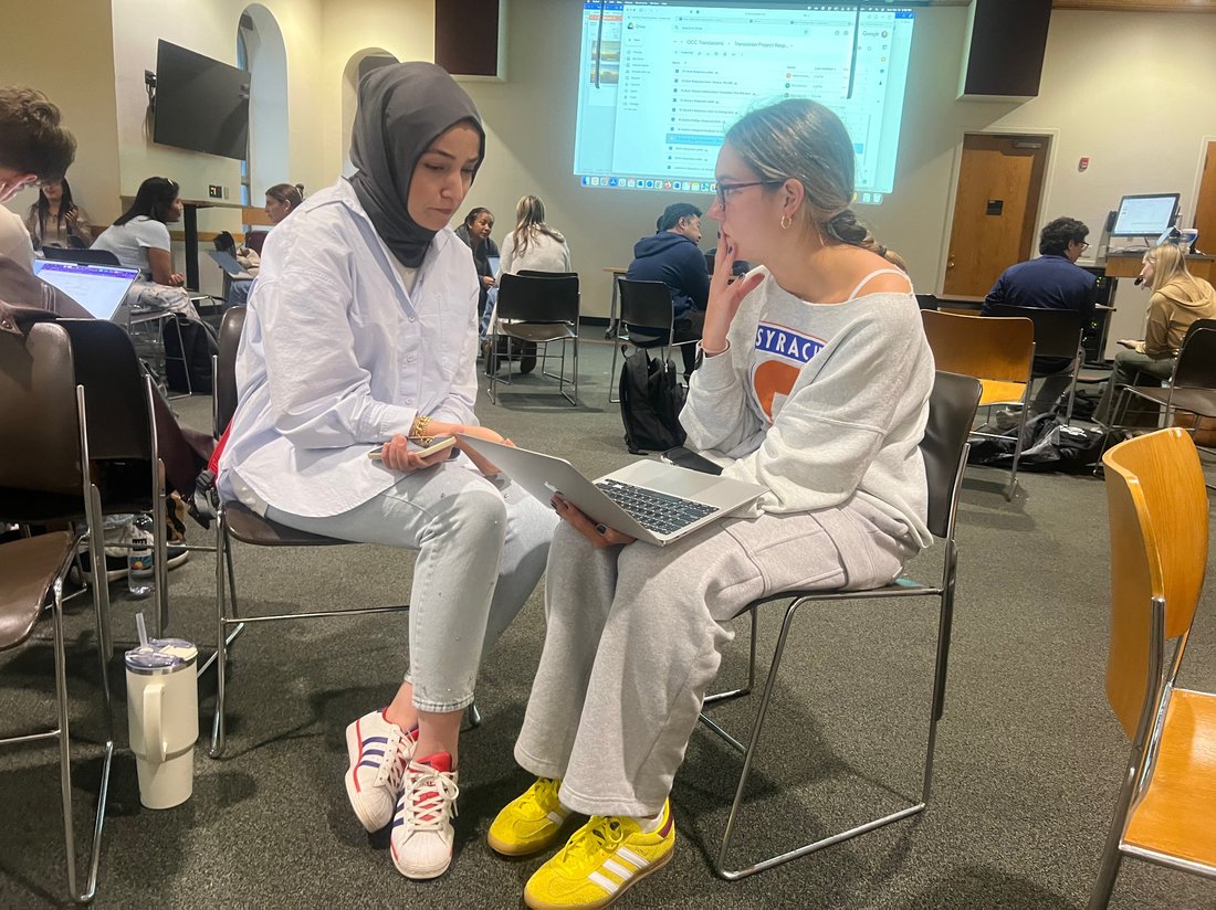 OCC student Ayşe Sakine-Arlı (left) and SU student Evelyn Polly ’25 (right) collaborate on a project