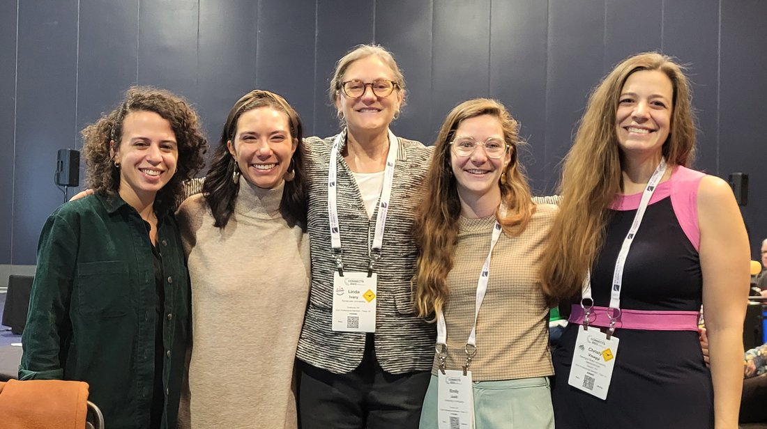 Linda Ivany (center) at the AWG award ceremony with former members of her lab including (from left) Marie Jimenez G’18, Lindsay Moon ’19, Emily Judd G’20 and Christy Visaggi G’04.