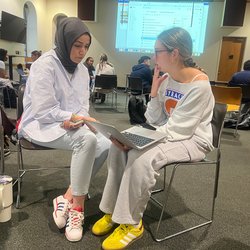 Ayşe Sakine-Arlı (left) and Evelyn Polly ’25 (right) work together on a project.