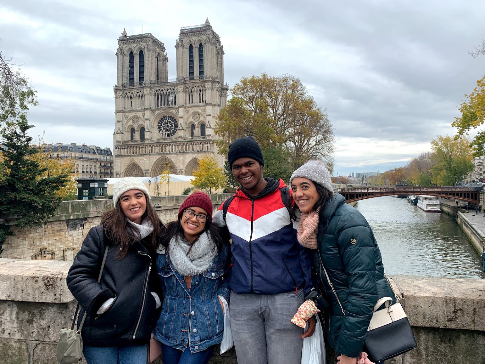 Students in front of Notre Dame de Paris