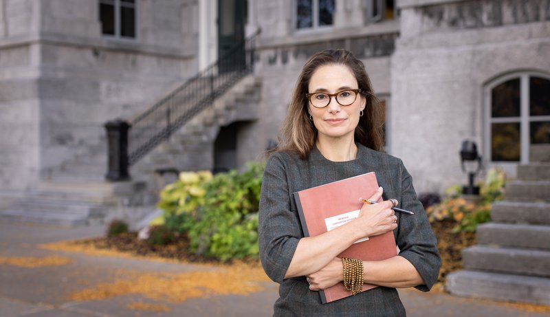 dana spiotta standing in front of Hall of Languages