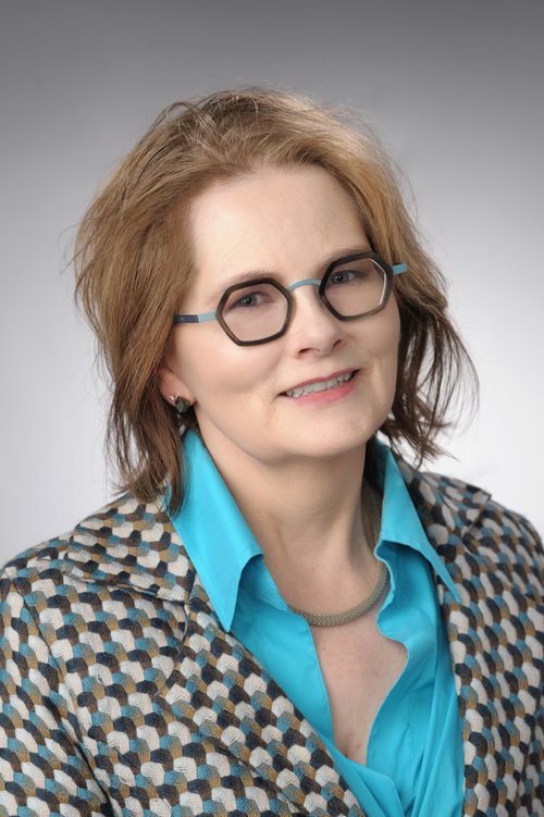 Portrait of a woman wearing glasses.