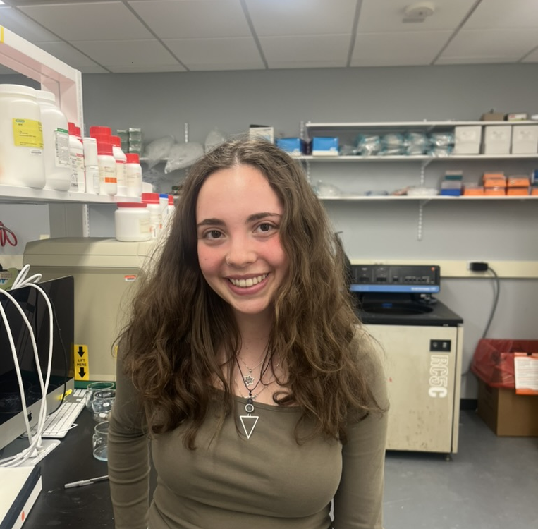 Ianne Veta in Professor Movileanu’s lab.