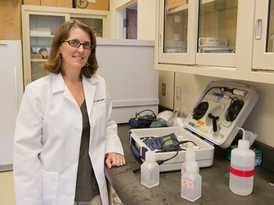 Laura Lautz G'05 in Syracuse's Heroy Geology Lab.