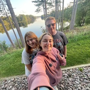 3 Coronat scholars pose in front of a lake