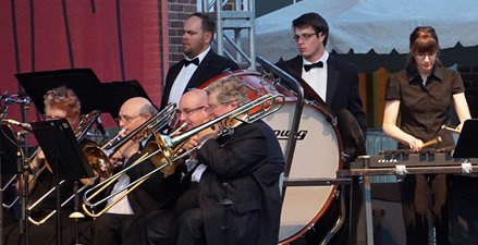 Mary Kasprzyk '03 (far right) performing Kenneth Alford's "Sparks." SUBE Board President Mike Tyszko L’15 is standing, far left. (Photo by Benjamin Palmer) 