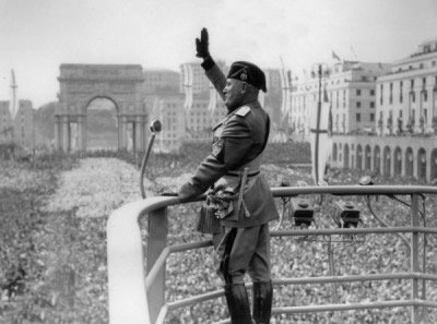 Mussolini salues a crowd in Rome. (Wikimedia Commons) 